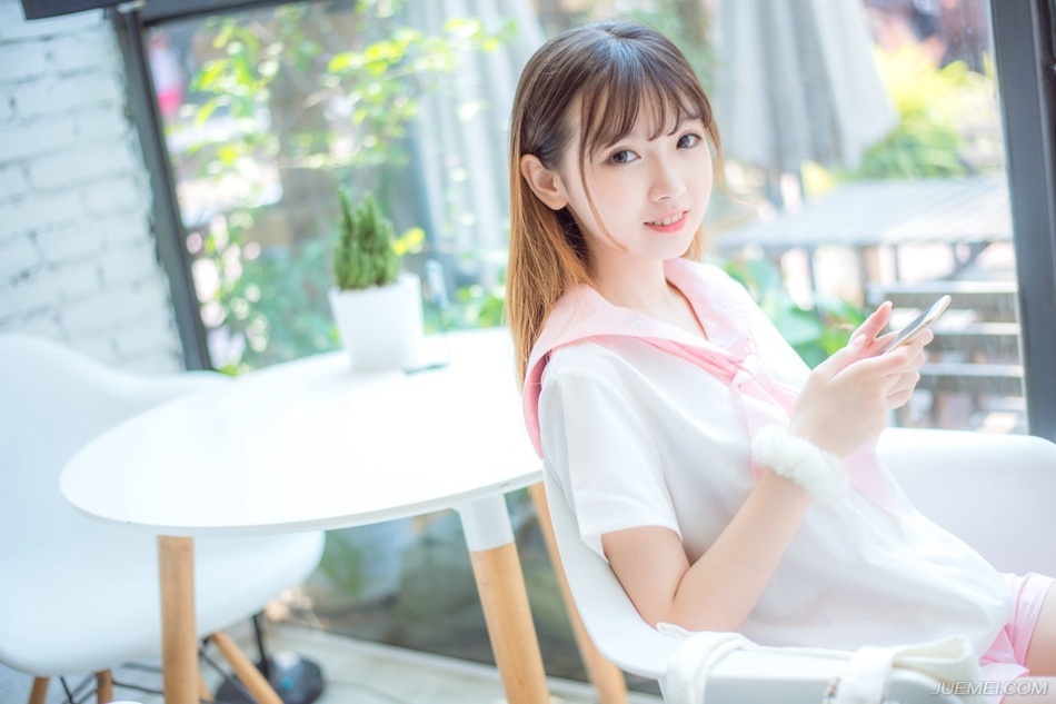 “越快越好，孔明这几日不间断来信催促。”刘备沉声道：“只是如何撤兵，还要跟两位军师商议一番。”