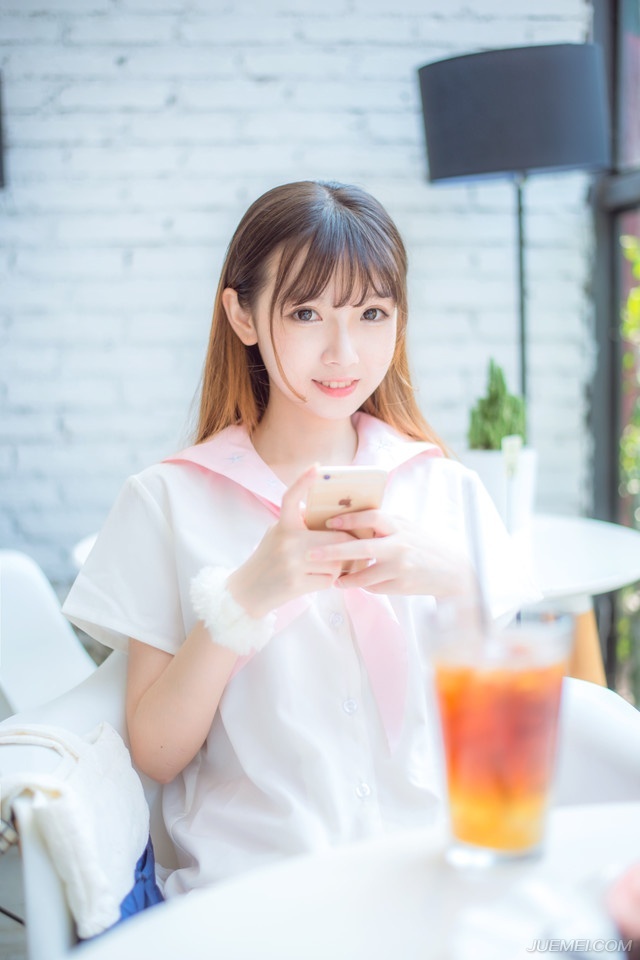 某些人的爱情，只是一种“当时的情绪”。如果对方错将这份情绪当做长远的爱情，是本身的幼稚。
