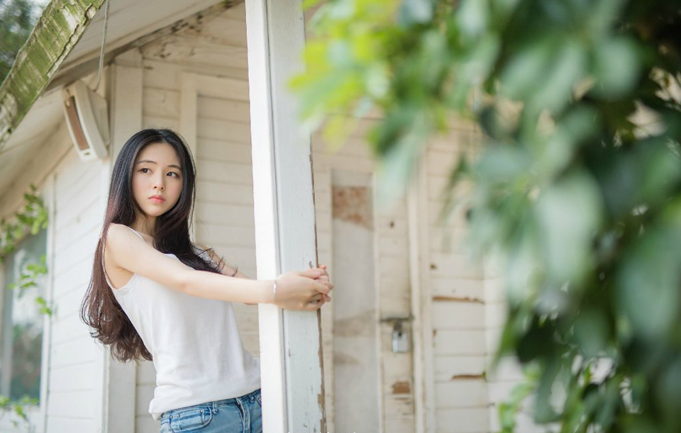 “若但以军略而论，士元胜我多矣。”诸葛亮苦笑着摇头道。